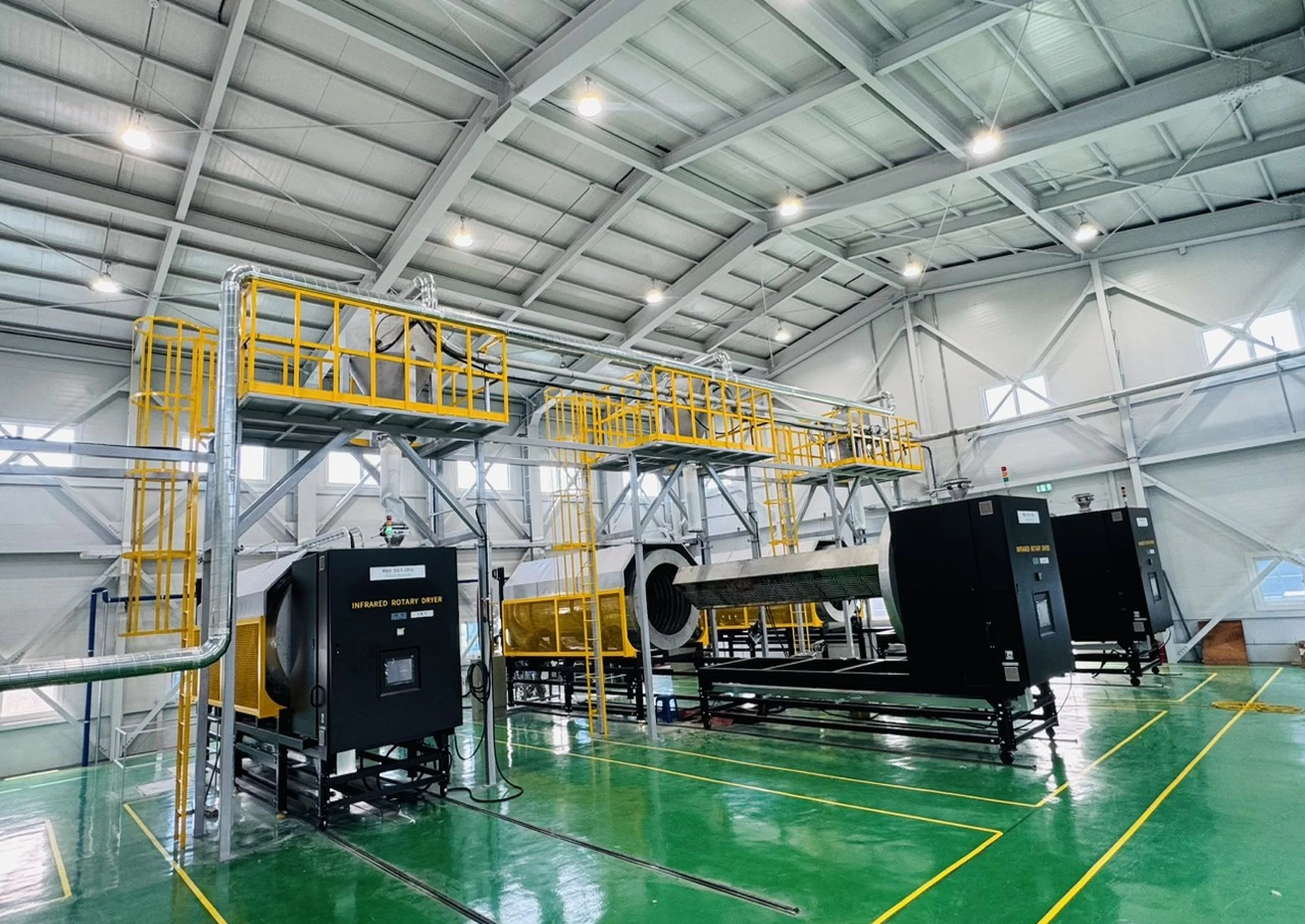 Línea de sistemas de secado y cristalización infrarroja rotativa FLYING TIGER en planta industrial.