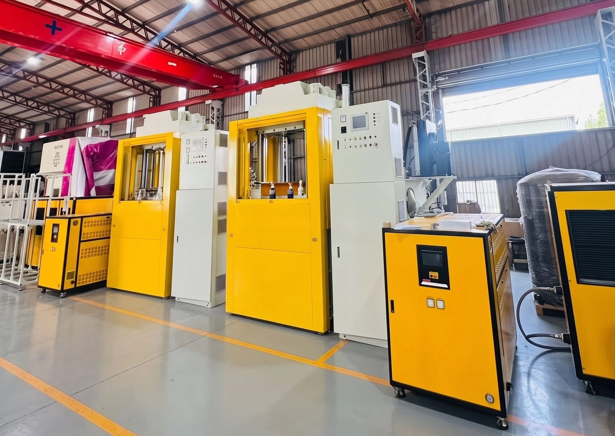 Chillers y controladores FLYING TIGER KJ alineados en la fábrica.