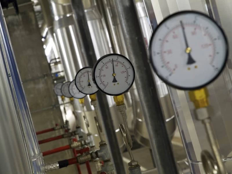 Inappropriate pressure or pressure maintaining time may cause silver streaks.